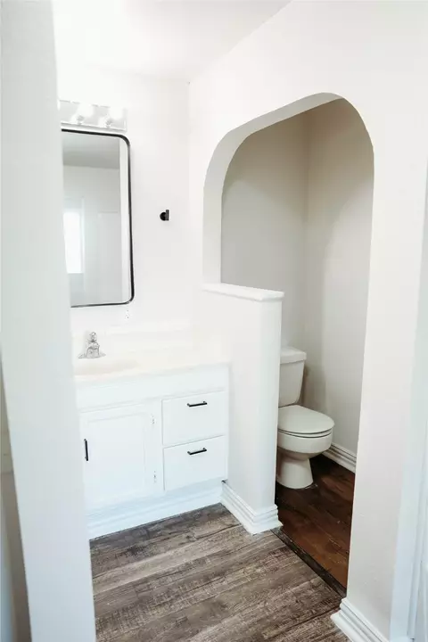 Bath - 416 W Cardinal St, Ector, TX 75439 photo 7 of 8