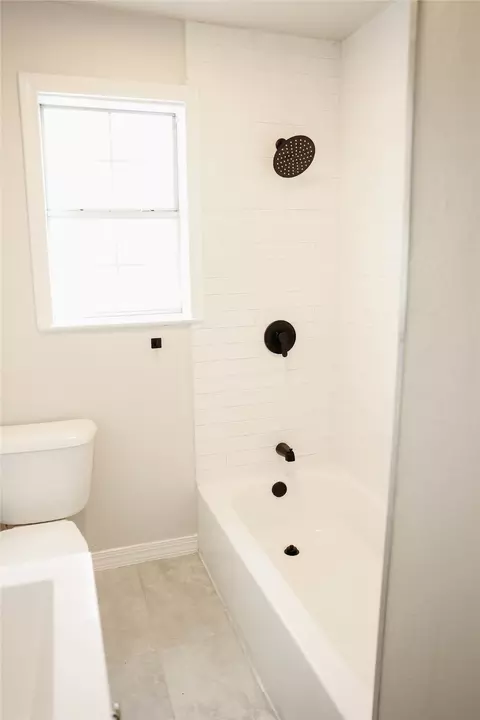 Bath - 416 W Cardinal St, Ector, TX 75439 photo 4 of 8