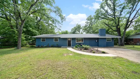 218 N Oaks Dr, Grand Saline, TX 75140