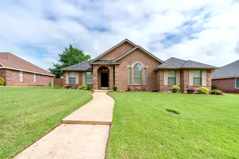 3765 Village Bnd, Paris, TX 75462