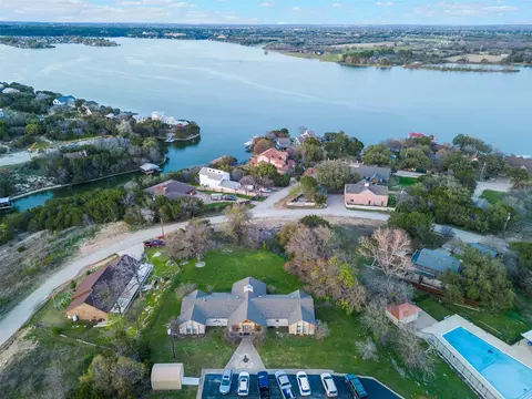 2214 Caroline Ct, Granbury, TX 76048