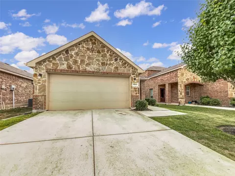 8920 Tenderfoot Ln, Aubrey, TX 76227