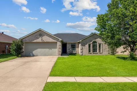 504 Cambridge Dr, Saginaw, TX 76179