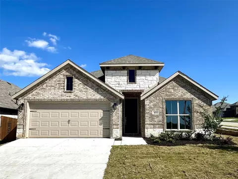 900 Versailles Ct, Cleburne, TX 76033