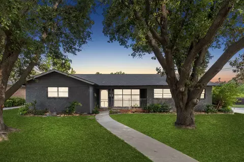 5800 Wheaton Dr, Fort Worth, TX 76133