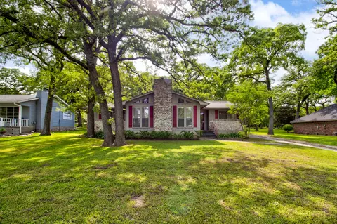 1222 Kiowa Dr W, Lake Kiowa, TX 76240