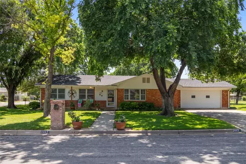 2007 7th St, Brownwood, TX 76801