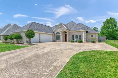 837 Kiowa Dr E, Lake Kiowa, TX 76240