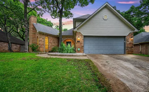 1032 W Winding Creek Dr, Grapevine, TX 76051