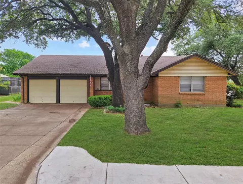 200 Mccurdy St, Crowley, TX 76036