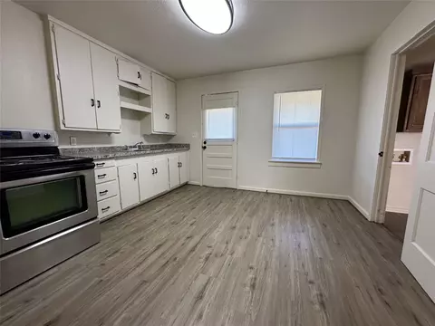205 10th St, Comanche, TX 76442