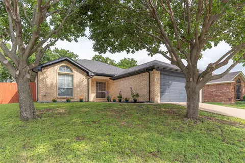 584 Tanglewood Dr, Burleson, TX 76028
