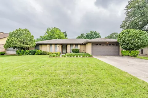 5702 Arbor Valley Dr, Arlington, TX 76016