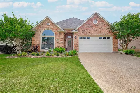 2802 Hollypoint Ct, Arlington, TX 76015