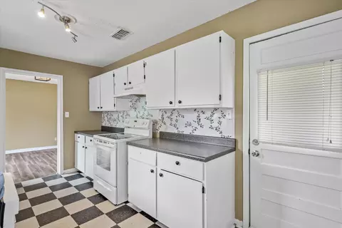 Kitchen - 558 Elm St, Canton, TX 75103 photo 2 of 3