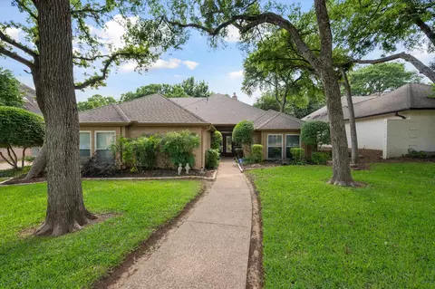 829 Kingston Dr, Mansfield, TX 76063