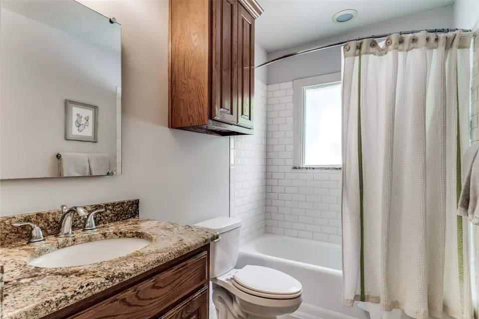 Bath - 7026 Casa Loma Ave, Dallas, TX 75214 photo 1 of 2