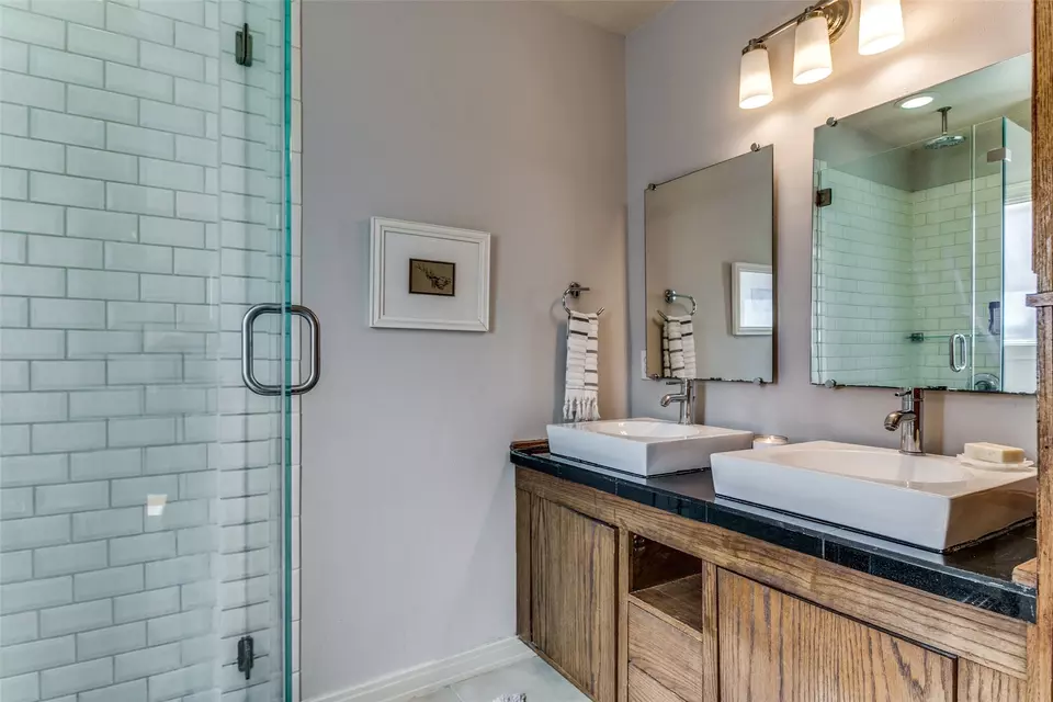 Bath - 7026 Casa Loma Ave, Dallas, TX 75214 photo 2 of 2