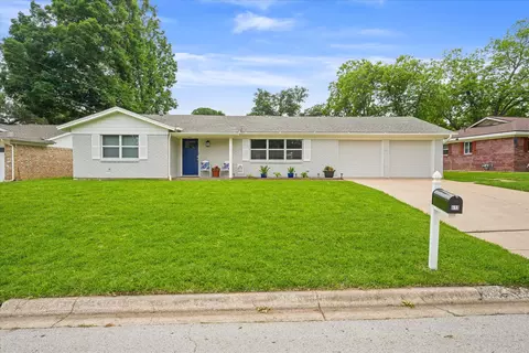 613 Cullum Ave, Hurst, TX 76053