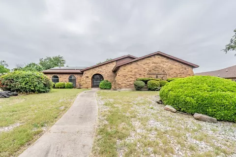 6008 Meredith Ln, Edgecliff Village, TX 76134