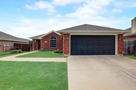 7402 Fossil Lake Dr, Arlington, TX 76002