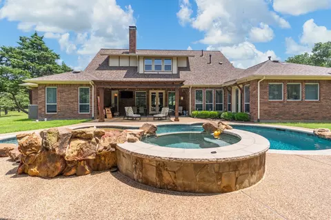 100 Enchanted Ct N, Burleson, TX 76028