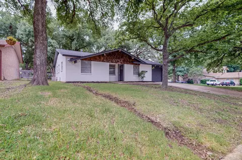 803 Brownstone St, Euless, TX 76039