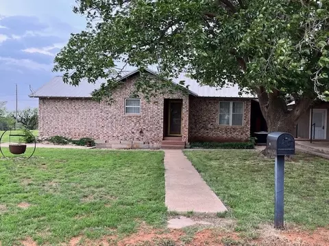 411 N Walton St, Roby, TX 79543
