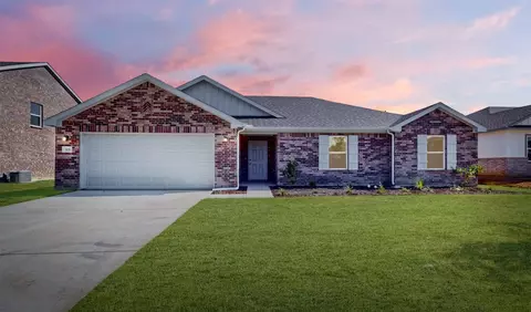 105 Cooper Dr, Cleburne, TX 76031