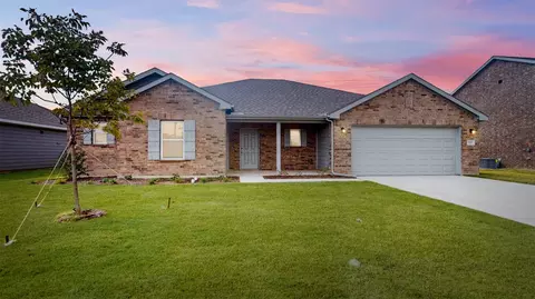 112 Cooper Dr, Cleburne, TX 76031