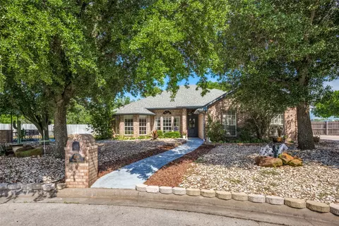 1206 W Hawk Cir, Decatur, TX 76234