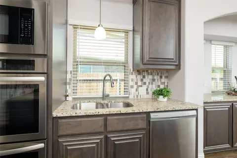 Kitchen - 3205 Deep Crest Dr, Keller, TX 76244 photo 4 of 6