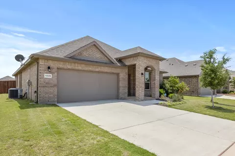 1529 Seabiscuit Dr, Granbury, TX 76049