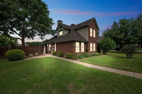 2913 Normandy Ct, Euless, TX 76039
