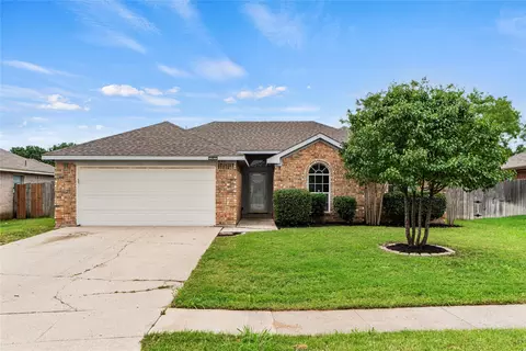 809 Amber Dr, Saginaw, TX 76179