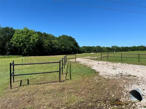 653 Hog Creek Rd, Collinsville, TX 76233