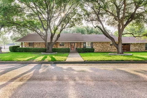 1403 S Pine St, Brady, TX 76825