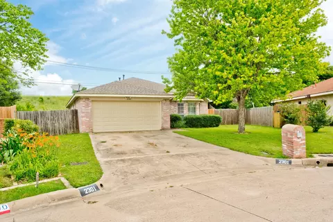 2301 Sundrop Ct, Fort Worth, TX 76108