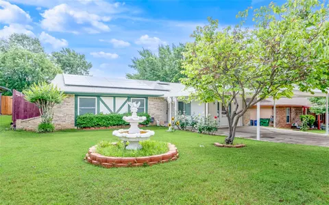 5236 Parkview Dr, Haltom City, TX 76148