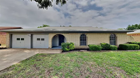 305 Georgetown Dr, Everman, TX 76140