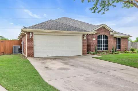 900 White Clover Ct, Burleson, TX 76028