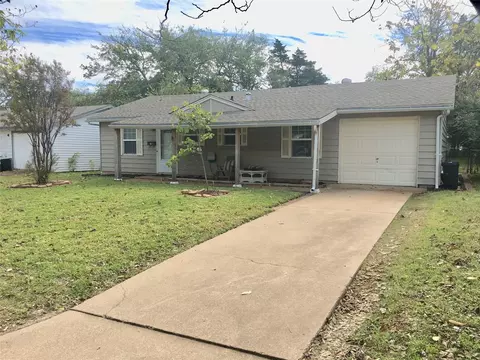 Exterior - 109 Falls Dr, Euless, TX 76039 photo 2 of 5