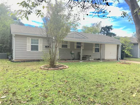 109 Falls Dr, Euless, TX 76039