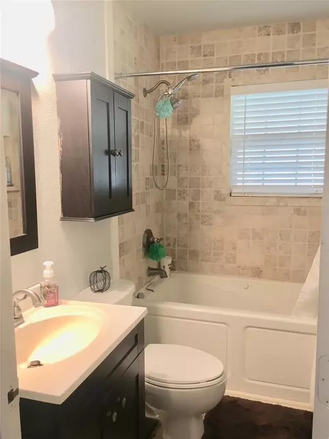 Bath - 109 Falls Dr, Euless, TX 76039 photo 1 of 2