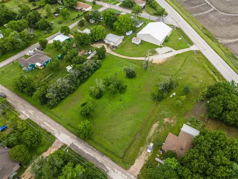 709 E Spruce St, West, TX 76691 photo 4