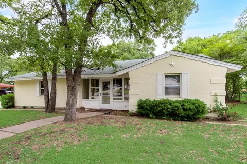 206 W Mistletoe Dr, Kennedale, TX 76060