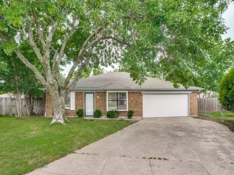 6400 Twin Spruce Ct, Arlington, TX 76018