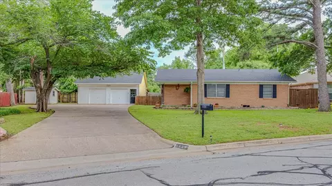 135 Midway Cir, Lewisville, TX 75057