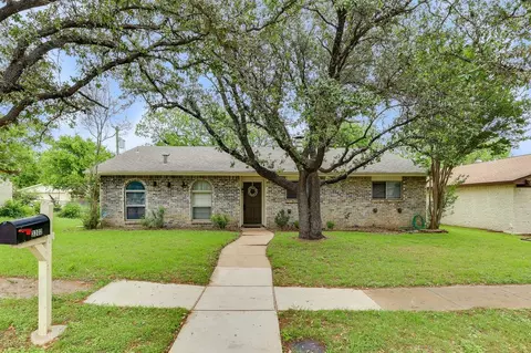 3302 Country Ln, Grand Prairie, TX 75052