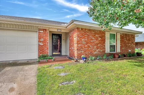 1010 De Pauw Dr, Arlington, TX 76012